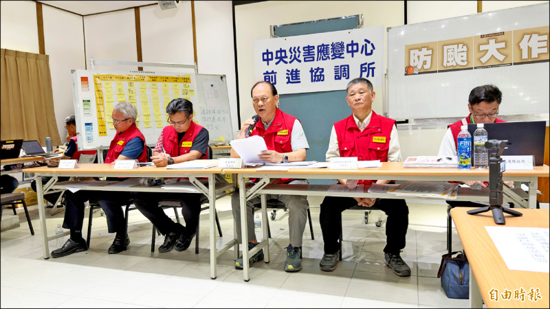 颱風「風神」預估18日生成，行政院政委季連成宣布災區疏散撤離計劃。（記者劉人瑋攝）