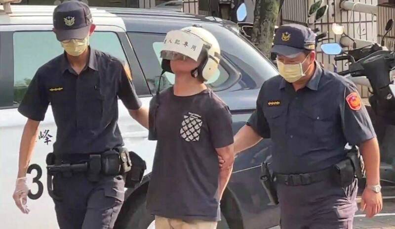 林姓男子(中)持刀刺伤施姓男子、陈姓妇人,检察官认定触犯伤害、杀人未遂罪嫌,昨晚向法院声请羁押。(记者陈建志翻摄) 林姓男子(中)持刀刺伤施姓男子、陈姓妇人,检察官认定触犯伤害、杀人未遂罪嫌,昨晚向法院声请羁押。(记者陈建志翻摄)
