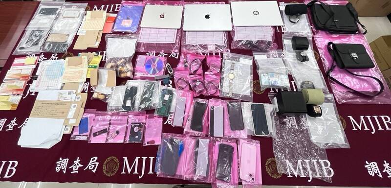 检方查扣爱马仕名牌包及名表共价值8600余万元。(记者蔡清华翻摄) 检方查扣爱马仕名牌包及名表共价值8600余万元。(记者蔡清华翻摄)