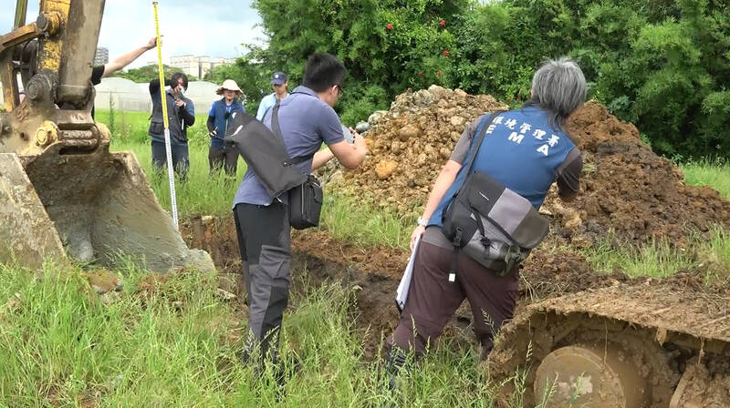 徐姓主嫌为首的弃土集团,涉嫌在桃园市龙潭、桃园及大园区等3处山坡地及农业用地,大量倾倒回填营建废弃物及废土。(记者郑景议翻摄) 徐姓主嫌为首的弃土集团,涉嫌在桃园市龙潭、桃园及大园区等3处山坡地及农业用地,大量倾倒回填营建废弃物及废土。(记者郑景议翻摄)