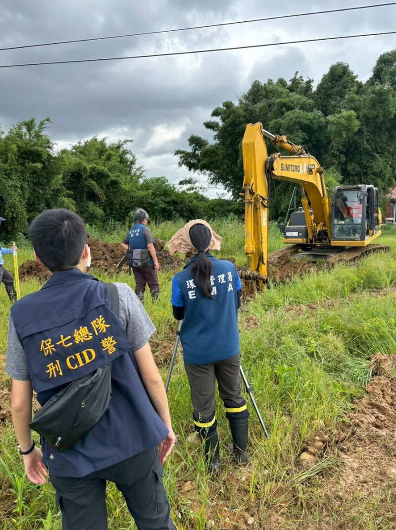 徐姓主嫌为首的弃土集团,涉嫌在桃园市龙潭、桃园及大园区等3处山坡地及农业用地,大量倾倒回填营建废弃物及废土。(记者郑景议翻摄) 徐姓主嫌为首的弃土集团,涉嫌在桃园市龙潭、桃园及大园区等3处山坡地及农业用地,大量倾倒回填营建废弃物及废土。(记者郑景议翻摄)