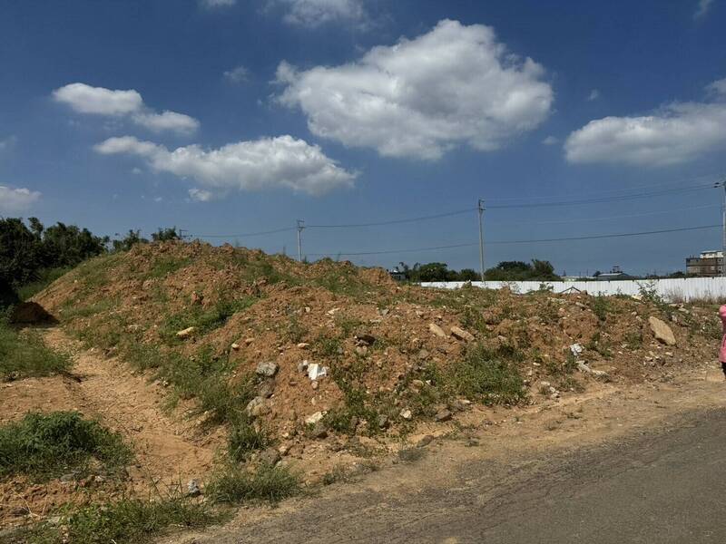 环检警联手查获徐姓主嫌为首的弃土集团,涉嫌于桃园市龙潭区、桃园区与大园区等3处山坡地及农地,大量倾倒营建废弃物及废土。(图由环管署提供) 环检警联手查获徐姓主嫌为首的弃土集团,涉嫌于桃园市龙潭区、桃园区与大园区等3处山坡地及农地,大量倾倒营建废弃物及废土。(图由环管署提供)