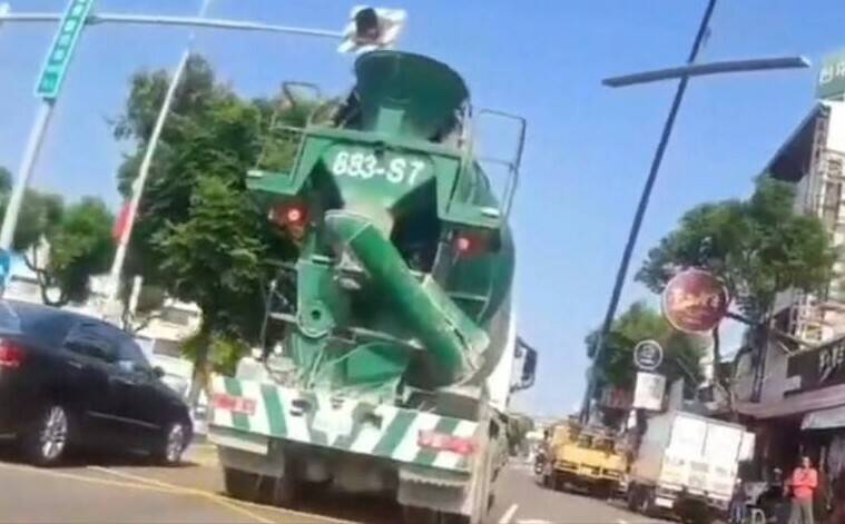 驚險！台中吊車吊掛建材無交管防護  騎士行人急閃避