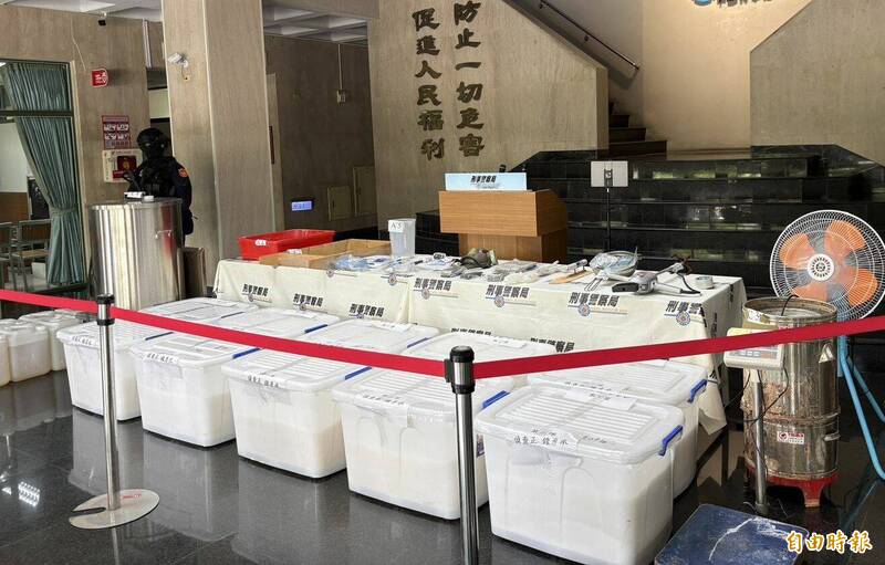 刑事局中打破获彰化线西乡的恺他命制毒工厂,起出市价约15亿,总重1756公斤的恺他命成品、半成品。(记者陈建志摄) 刑事局中打破获彰化线西乡的恺他命制毒工厂,起出市价约15亿,总重1756公斤的恺他命成品、半成品。(记者陈建志摄)