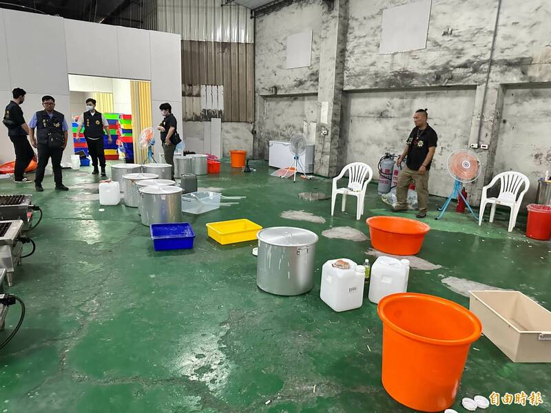 刑事局中打结合台中、彰化警方,破获藏身在铁皮工厂的恺他命制毒工厂,查获相关制毒工具。(记者陈建志翻摄) 刑事局中打结合台中、彰化警方,破获藏身在铁皮工厂的恺他命制毒工厂,查获相关制毒工具。(记者陈建志翻摄)
