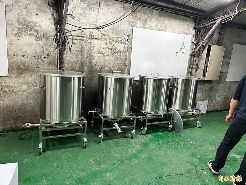 刑事局中打结合台中、彰化警方,破获藏身在铁皮工厂的恺他命制毒工厂,查获相关制毒工具。(记者陈建志翻摄) 刑事局中打结合台中、彰化警方,破获藏身在铁皮工厂的恺他命制毒工厂,查获相关制毒工具。(记者陈建志翻摄)