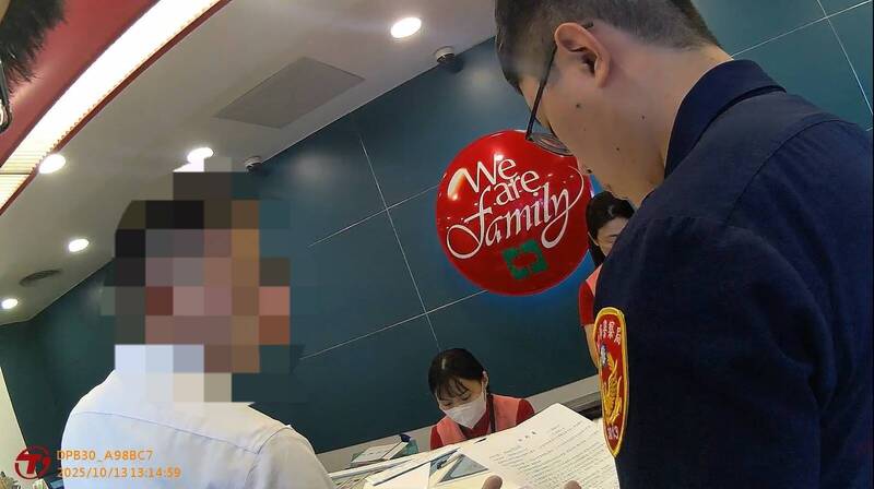 新竹市硕士男欲攻读柬埔寨博士班,到银行临柜欲汇70万学费,行员察觉有异通报警方,警方一查竟是诈骗,让硕士男保住积蓄。(记者洪美秀翻摄) 新竹市硕士男欲攻读柬埔寨博士班,到银行临柜欲汇70万学费,行员察觉有异通报警方,警方一查竟是诈骗,让硕士男保住积蓄。(记者洪美秀翻摄)