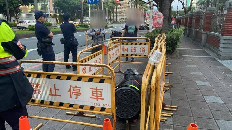 鳄鱼养殖场业者不满农业部禁止一般民众饲养河口鳄,今早带河口鳄赴立法院陈情抗议。(记者刘庆侯翻摄) 鳄鱼养殖场业者不满农业部禁止一般民众饲养河口鳄,今早带河口鳄赴立法院陈情抗议。(记者刘庆侯翻摄)