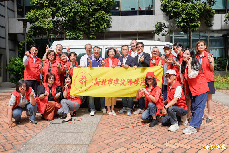 新北市準提佛母慈善會聚善心 捐贈復康巴士助身障長輩無礙出行