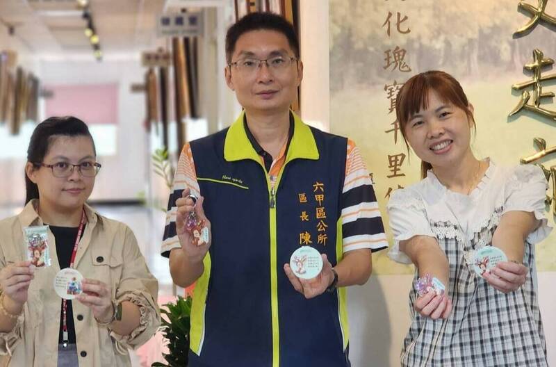 宣導性平 台南六甲特色推出鹿鶴鑰匙圈、松鶴小鏡子文宣品
