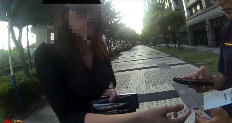 杨男拿假证件企图蒙混过关。(记者徐圣伦翻摄) 杨男拿假证件企图蒙混过关。(记者徐圣伦翻摄)
