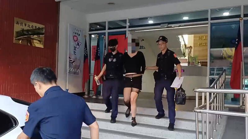 杨男(中)遭警方移送法办。(记者徐圣伦翻摄) 杨男(中)遭警方移送法办。(记者徐圣伦翻摄)