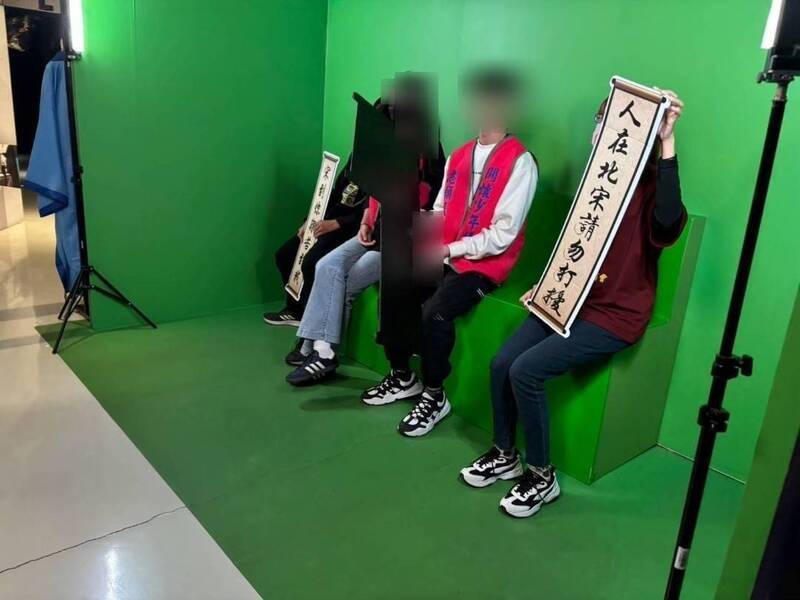 蓝蓝(中)参加高市少辅会团辅活动,担任青年志工。(高市少年队提供) 蓝蓝(中)参加高市少辅会团辅活动,担任青年志工。(高市少年队提供)
