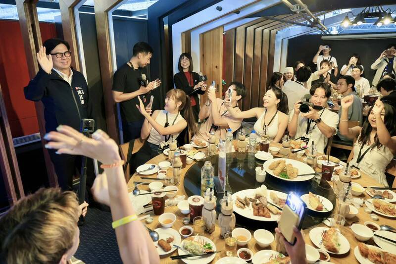 高雄市長陳其邁（左）現身國內外網紅踩線團餐會致謝。（高市府提供）