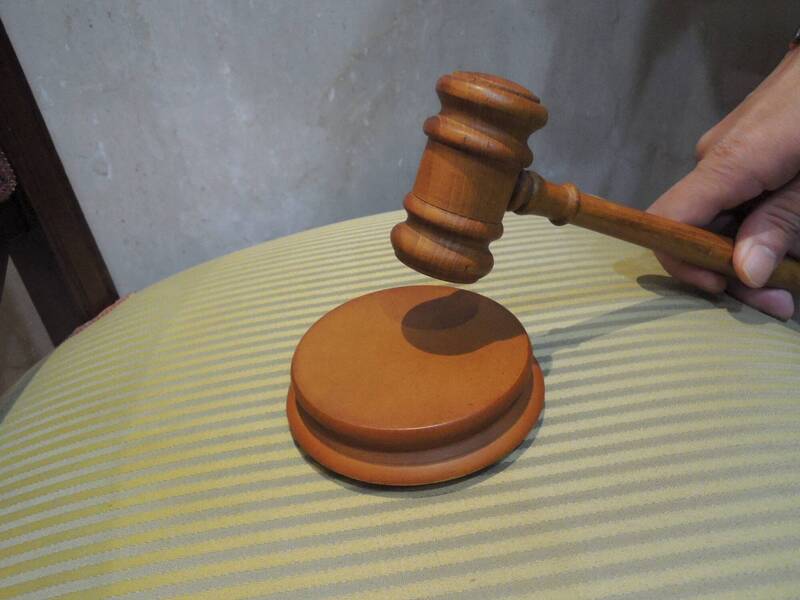 法官认为黄姓、王姓男子犯结伙3人以上抢夺罪,处有期徒刑1年3月。示意图。(资料照)
法官认为黄姓、王姓男子犯结伙3人以上抢夺罪,处有期徒刑1年3月。示意图。(资料照)