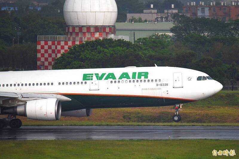 長榮航空一名空服員抱病上班，日前病逝，員工過勞工作問題再度引發爭議，各界砲轟。長榮航空預計在今天（17日）下午14時30分在台北長榮航空大樓舉行記者會說明。（資料照）