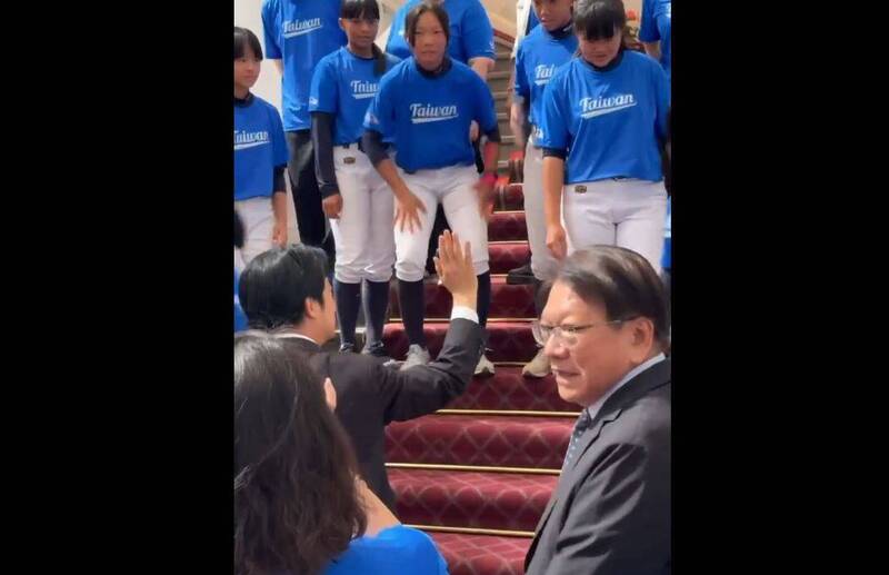 賴清德接見！U16女壘冠軍小將擊掌前緊張「一動作」 網笑：太可愛