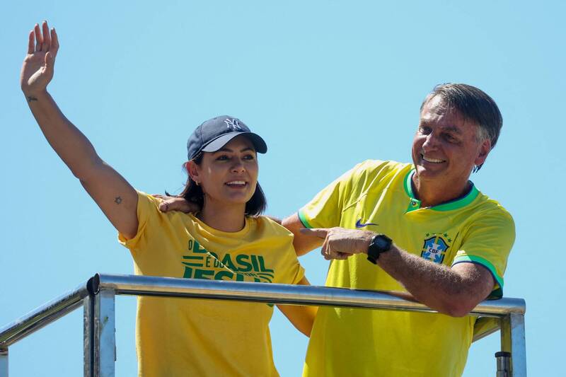 巴西前总统波索纳洛的妻子蜜雪儿.波索纳洛(Michelle Bolsonaro,左)喊话,不排除参选2026年总统。(路透档案照) 巴西前总统波索纳洛的妻子蜜雪儿.波索纳洛(Michelle Bolsonaro,左)喊话,不排除参选2026年总统。(路透档案照)