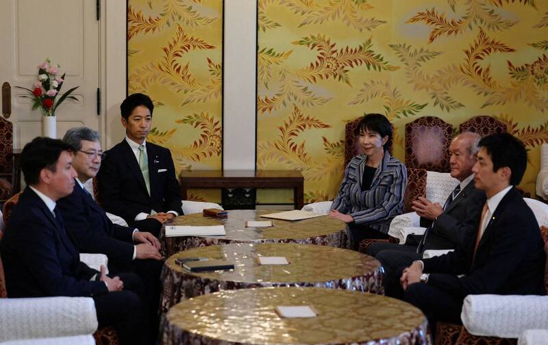 日本维新会与自民党今天就两党组成联合政府进行第二次协商,虽然目前正在进行最终协议前的细节调整,不过达成共识的可能性极高。(路透) 日本维新会与自民党今天就两党组成联合政府进行第二次协商,虽然目前正在进行最终协议前的细节调整,不过达成共识的可能性极高。(路透)