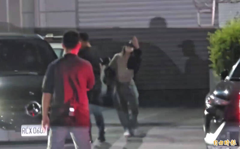 BLACKPINK高雄演唱會世運主場館周邊道路封閉管制，團員昨晚抵達小港機場，引起歌迷尖叫。（記者李惠洲攝）