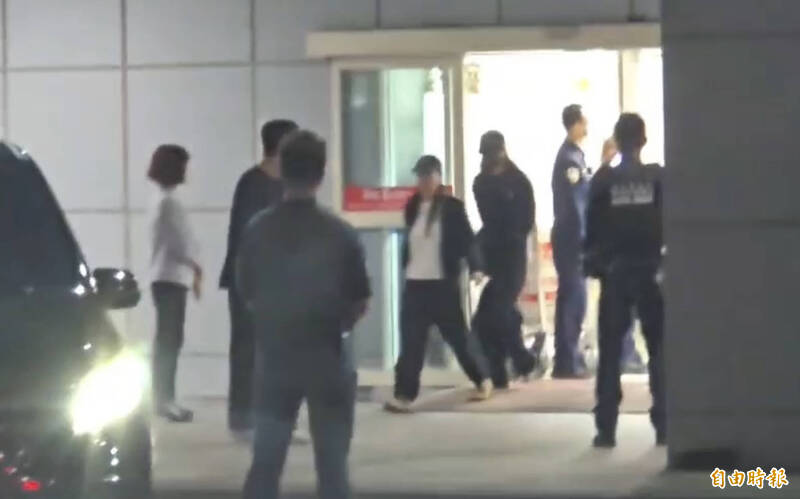 BLACKPINK高雄演唱會今晚登場，團員昨晚抵達小港機場，引起歌迷尖叫。（記者李惠洲攝）