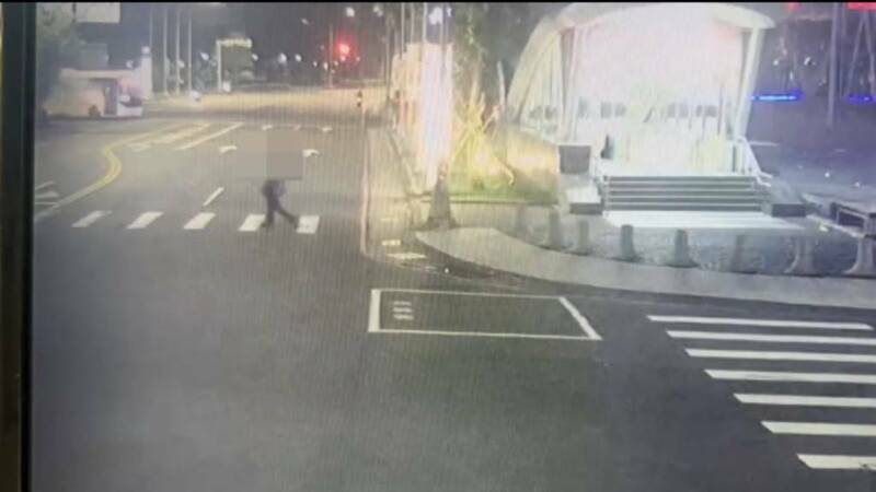 高雄一名女高中生在大东捷运站口被喷不明液体。(读者提供) 高雄一名女高中生在大东捷运站口被喷不明液体。(读者提供)