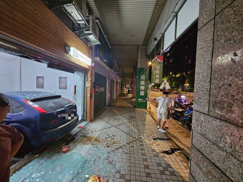 王男试车冲进珠宝店。(记者郑景议翻摄) 王男试车冲进珠宝店。(记者郑景议翻摄)