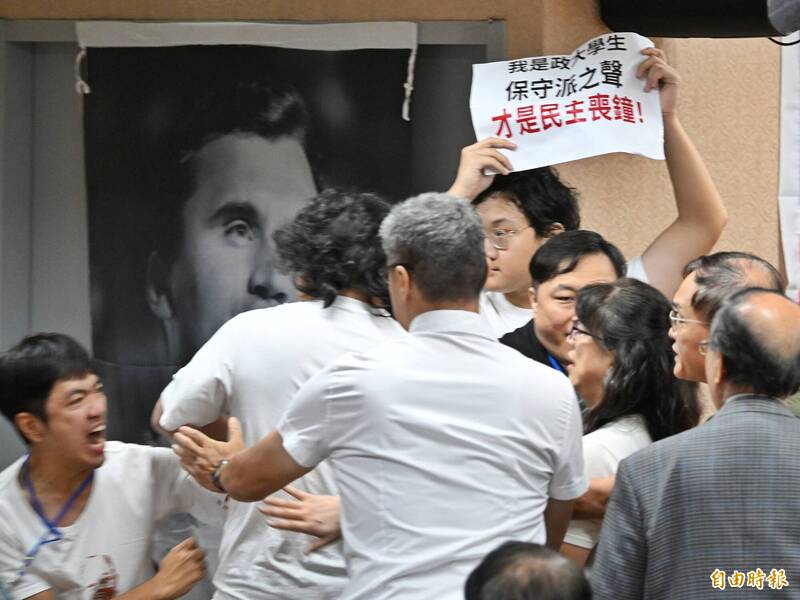 主辦單位福和會工作人員試圖隔開抗議學生，以及不滿抗議的觀眾。（記者陳逸寬攝）