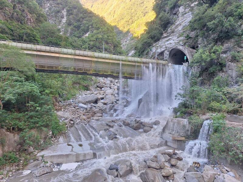 魯丹橋早上的瀑布規模較小，接近中午已經變成巨大的尼加拉瓜瀑布。（太管處提供）