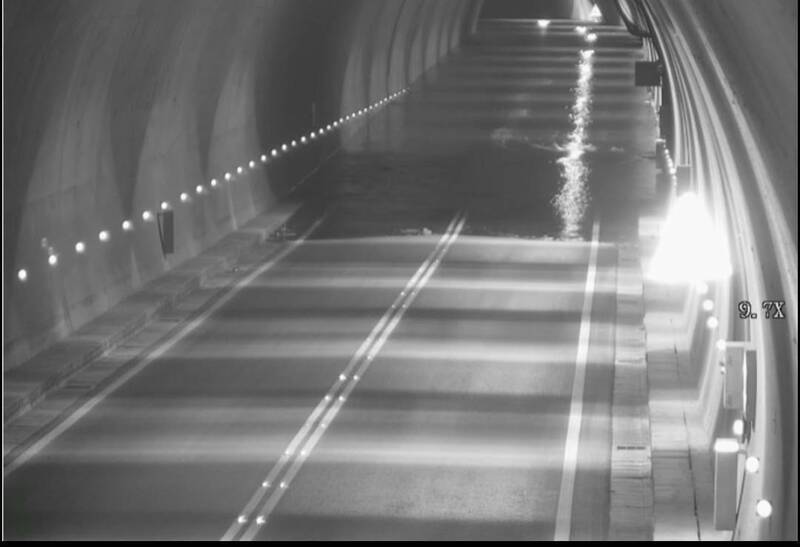 今天凌晨中橫公路靳珩隧道被堰塞湖水入侵，鏡頭君拍下湖水如海嘯湧入畫面，但今天早上因為靳珩隧道已滅頂，隧道上方的鏡頭君也跟著溺水陣亡、突然斷開訊號。（公路局提供）