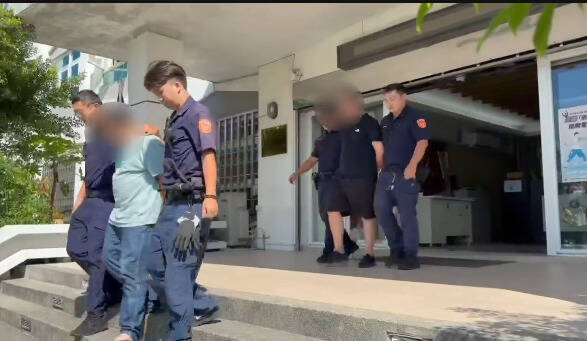 警询后将3人依涉嫌刑法伤害及妨害自由罪嫌,移请新北地检署侦办。(记者郑景议翻摄) 警询后将3人依涉嫌刑法伤害及妨害自由罪嫌,移请新北地检署侦办。(记者郑景议翻摄)