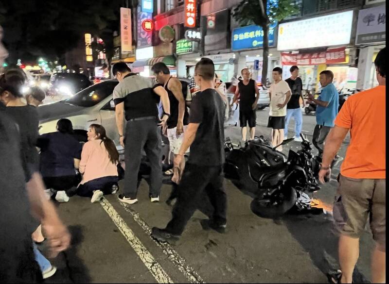 民众看到机车骑士卷入车底,赶紧上前搭救。(翻摄自threads) 民众看到机车骑士卷入车底,赶紧上前搭救。(翻摄自threads)