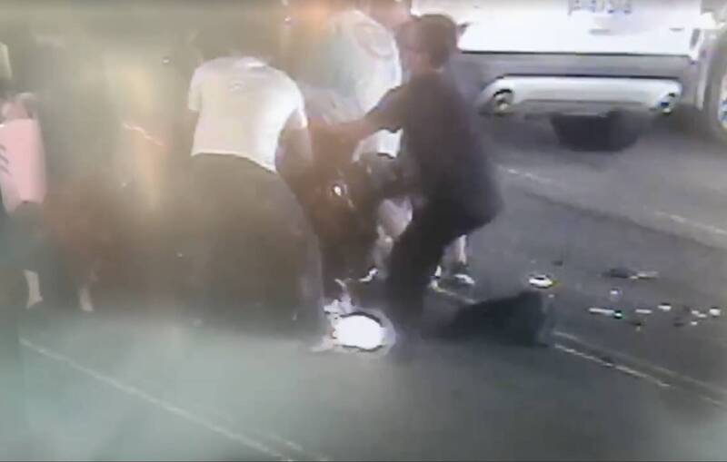 民众看到机车骑士卷入车底,赶紧上前抬车救人。(记者蔡淑媛翻摄) 民众看到机车骑士卷入车底,赶紧上前抬车救人。(记者蔡淑媛翻摄)