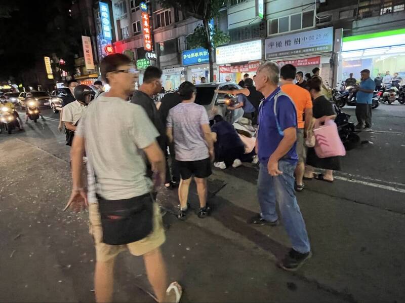 民众看到机车骑士卷入车底,赶紧上前搭救,协助骑士脱困。(翻摄自threads) 民众看到机车骑士卷入车底,赶紧上前搭救,协助骑士脱困。(翻摄自threads)