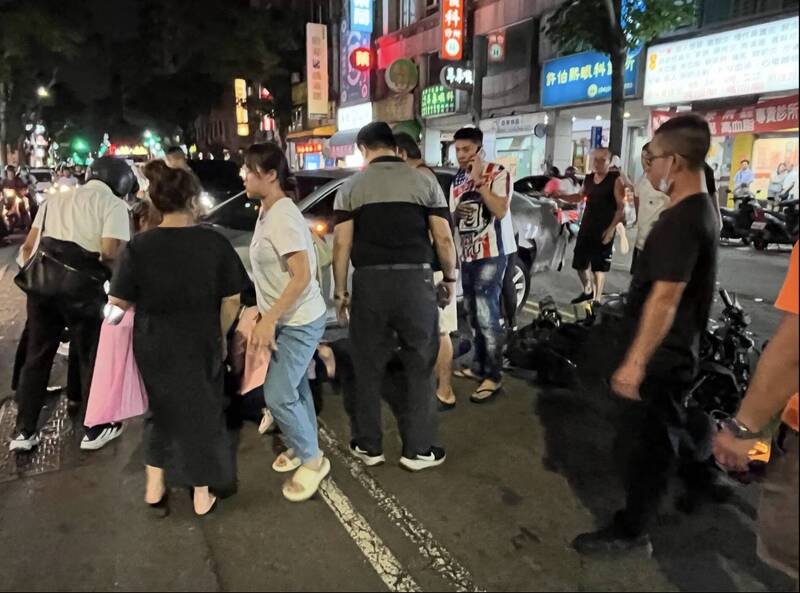 民众看到机车骑士卷入车底,赶紧上前搭救,抬车救人,协助骑士脱困。(翻摄自threads) 民众看到机车骑士卷入车底,赶紧上前搭救,抬车救人,协助骑士脱困。(翻摄自threads)