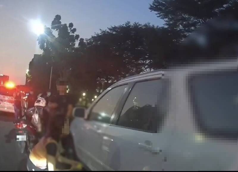 车门自动上锁,2岁童独留车上,警民合力及时救援。(民众提供) 车门自动上锁,2岁童独留车上,警民合力及时救援。(民众提供)