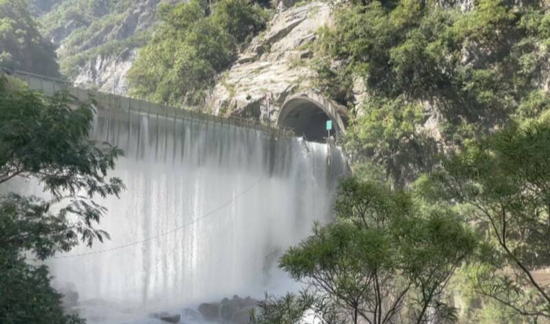 水位離壩頂不到5公尺！ 林保署:立霧溪堰塞湖恐短期內滲流、潰決