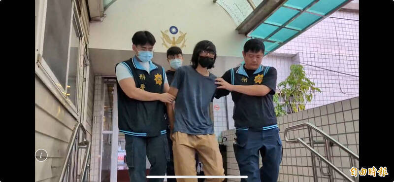 新北市新庄今年7月初发生人伦悲剧,29岁陈姓男子将去世父亲尸体装进行李箱,随意丢弃在大排,警方整整调阅一整个月的监视器,才将弃尸的陈男逮捕。(资料照) 新北市新庄今年7月初发生人伦悲剧,29岁陈姓男子将去世父亲尸体装进行李箱,随意丢弃在大排,警方整整调阅一整个月的监视器,才将弃尸的陈男逮捕。(资料照)