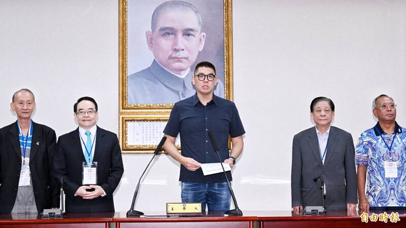 國民黨副主席連勝文宣布，獲得最高票的鄭麗文當選為黨主席，同時依據選舉作業細則規定將送中央選監會審定後予以公告。（記者方賓照攝）