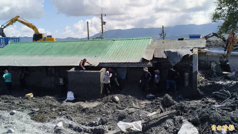 花蓮光復923洪災，靠近光復堤防的佛祖街尾成為重災區，泥沙淤積最高達二米多，大量鏟子超人前進此區協助災民清淤。（資料照）