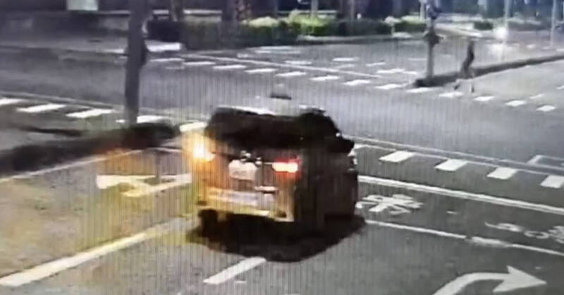 高雄女子深夜过马路疑闯红灯,惨遭计程车撞飞不治。(民众提供) 高雄女子深夜过马路疑闯红灯,惨遭计程车撞飞不治。(民众提供)