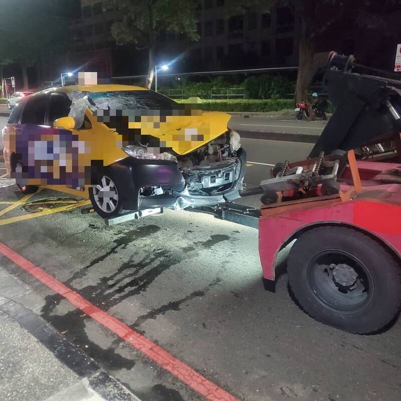 高雄女子深夜过马路疑闯红灯,惨遭计程车撞飞不治。(民众提供) 高雄女子深夜过马路疑闯红灯,惨遭计程车撞飞不治。(民众提供)
