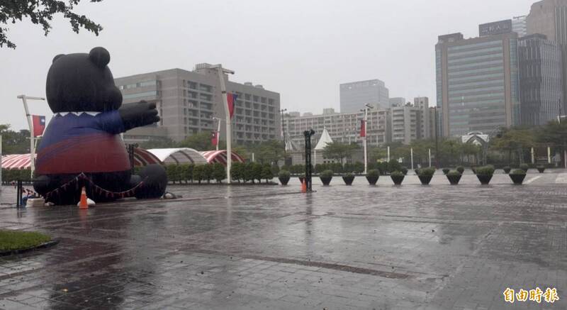 台北暴雨！路人錯愕急躲 傘被吹到開花