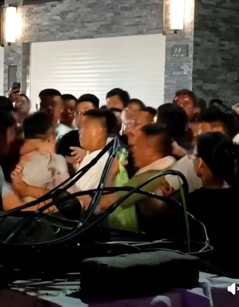 台中市沙鹿传出多人斗殴画面,警方已调阅监视器画面等进行调查。(撷取自「爆料公社」) 台中市沙鹿传出多人斗殴画面,警方已调阅监视器画面等进行调查。(撷取自「爆料公社」)