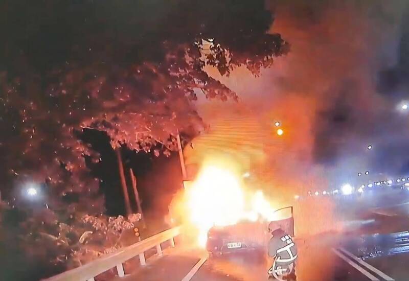 这辆轿车行经台3线突冒烟被火球吞噬,车上2人送医。(民众提供) 这辆轿车行经台3线突冒烟被火球吞噬,车上2人送医。(民众提供)