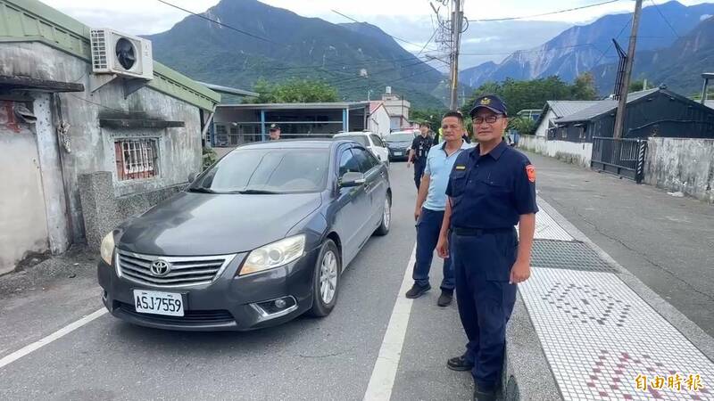 花蓮太魯閣燕子口堰塞湖水台8線靳珩隧道東口溢流，經過魯丹橋後形成大瀑布回流到立霧溪主河道，今天警方陪同收容村民返家取物。（記者王錦義攝）