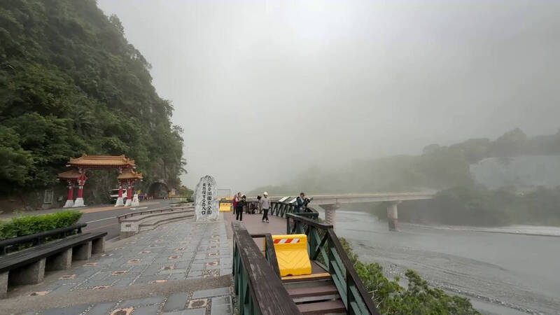 太魯閣燕子口堰塞湖穩定溢流 員警陪村民返家取物