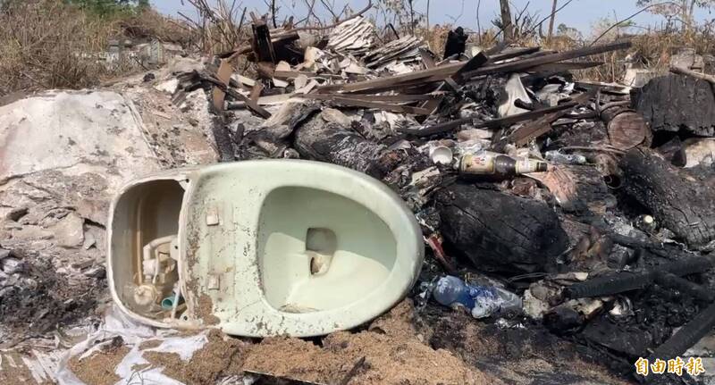 位在褒忠、東勢及元長3鄉交界位置偏僻的一處公墓，遭不肖人士傾倒大量營建廢棄物。（記者黃淑莉攝）