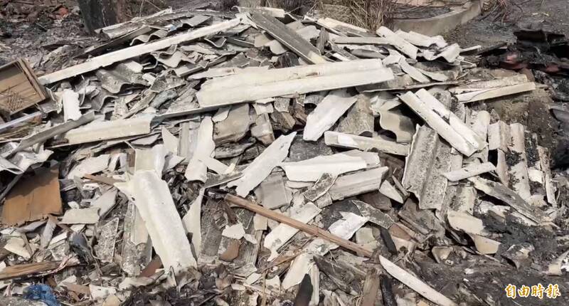 位在褒忠、東勢及元長3鄉交界位置偏僻的一處公墓，遭不肖人士傾倒大量營建廢棄物。（記者黃淑莉攝）