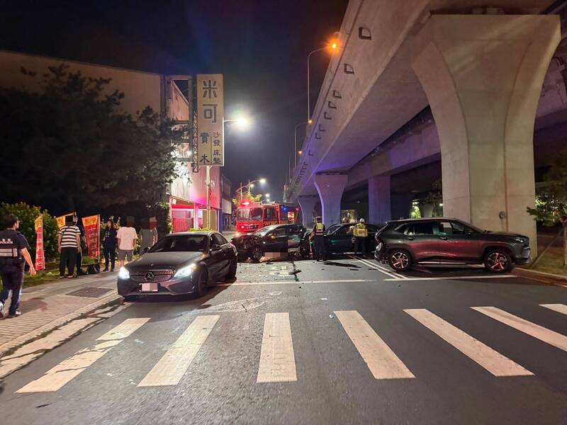 发生4车连环撞的路口。(民众提供) 发生4车连环撞的路口。(民众提供)